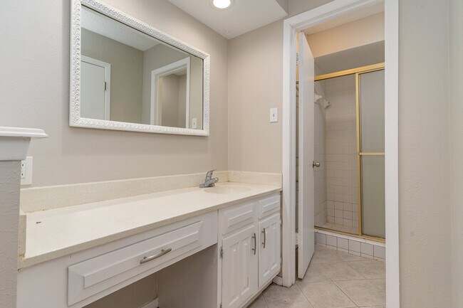 Building Photo - 2311 Lawnmeadow Dr
