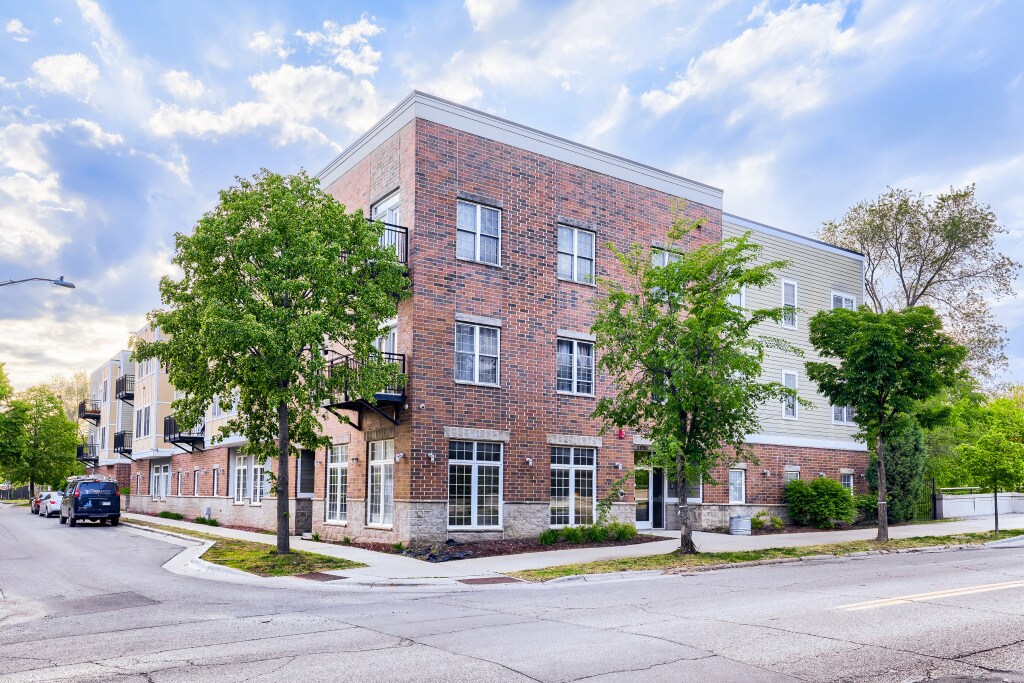 Building Photo - 2850 Cedar Ave S