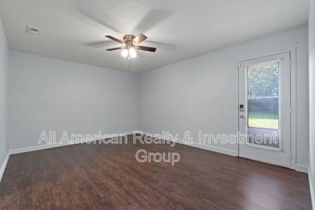 Building Photo - 502 Krest Dr