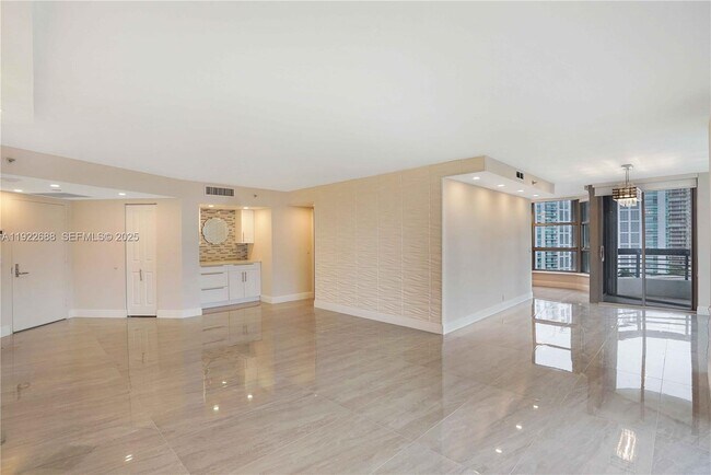 Building Photo - 3500 Mystic Pointe Dr