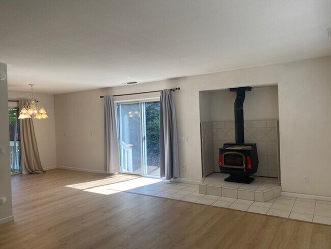 Building Photo - Roomy 3 Bedroom 2 Bathroom Home Walk to Do...