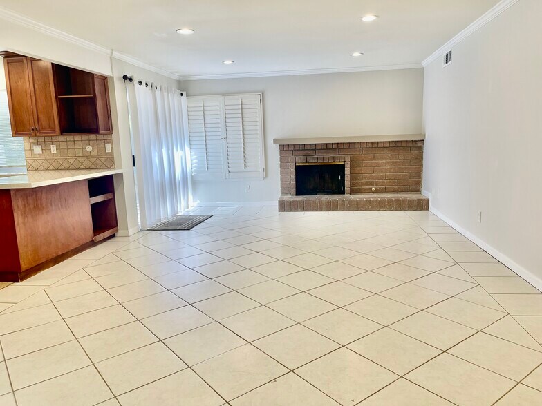 Family Room Off Kitchen with eat in area - 3921 Declaration Ave
