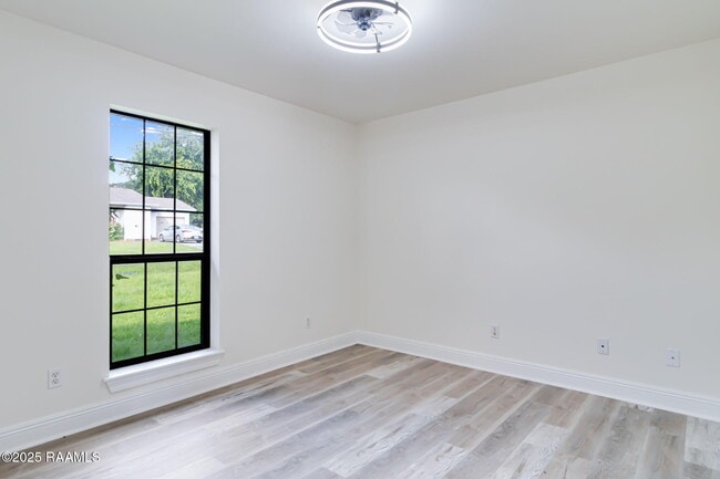 Building Photo - 147 Oak Crest Dr