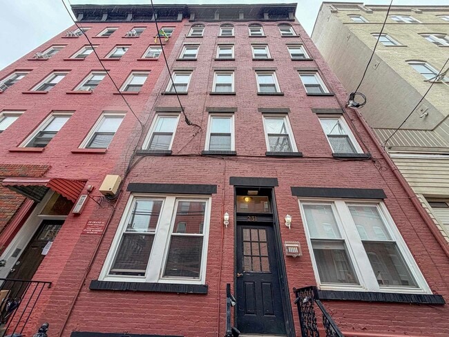 Building Photo - 231 Grand St