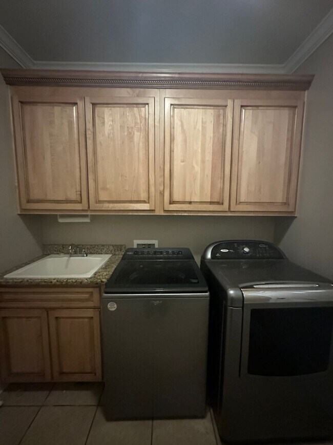 Building Photo - Shell Landing East!!! FRESH PAINT!!! NEW FLOORING!!!