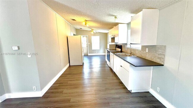 Building Photo - 220 NE 12th Ave