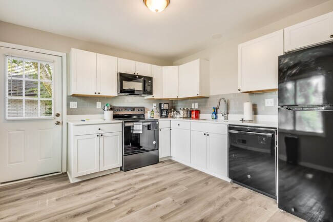 Building Photo - 2265 Columbia Dr