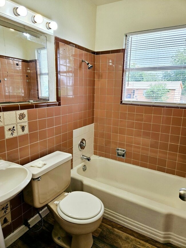 Building Photo - 3 BEDROOM AVAILABLE NOW!