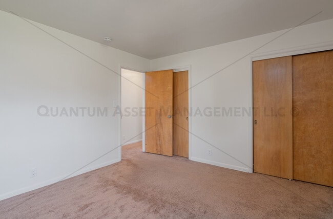 Building Photo - 5415 N Lydell St