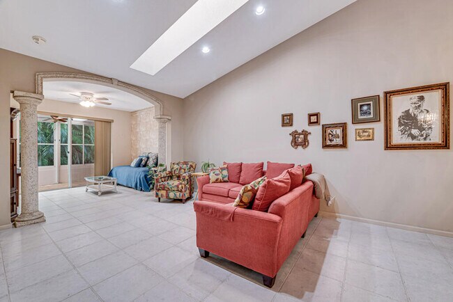 Building Photo - 9795 Crescent View Dr S