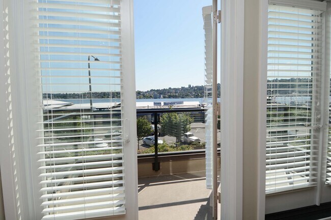 Building Photo - South Lake Union / Queen Anne Condo at The...