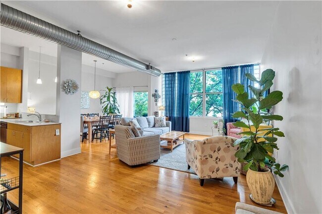 Building Photo - Prime Location