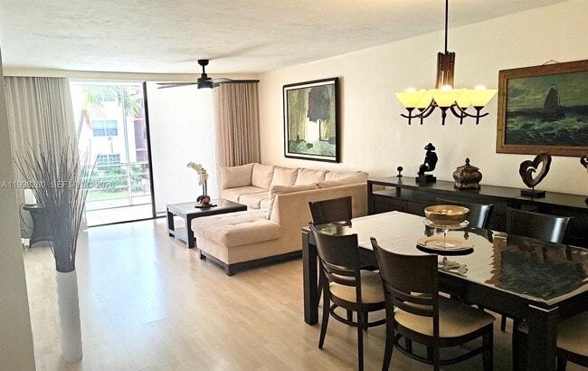 Building Photo - 2841 Somerset Dr