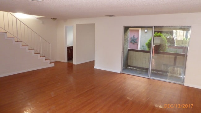 Living Room Picture #2 - 20214 Cohasset St