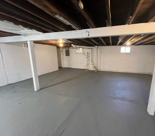 Building Photo - Three bedroom on golf course