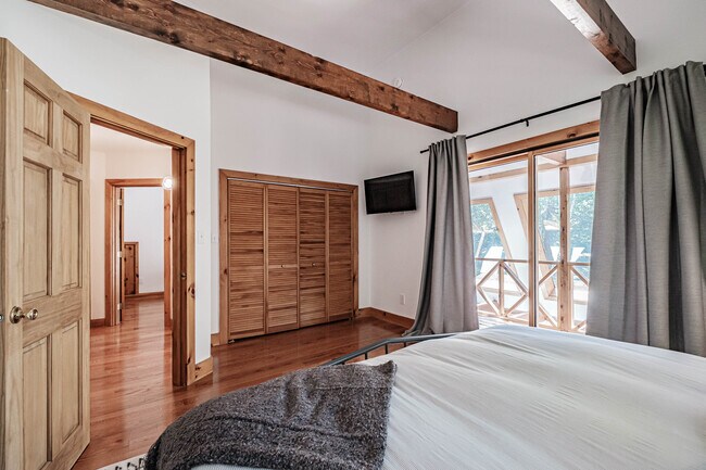 Primary Bedroom - KING Bed - 25 Johnson Rd