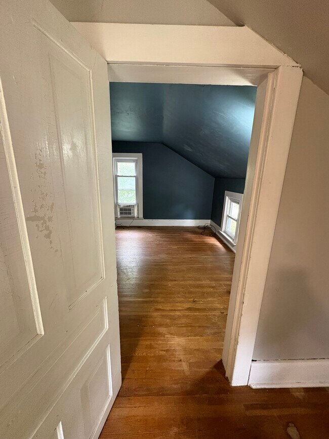 Building Photo - 825 Burr Oak St