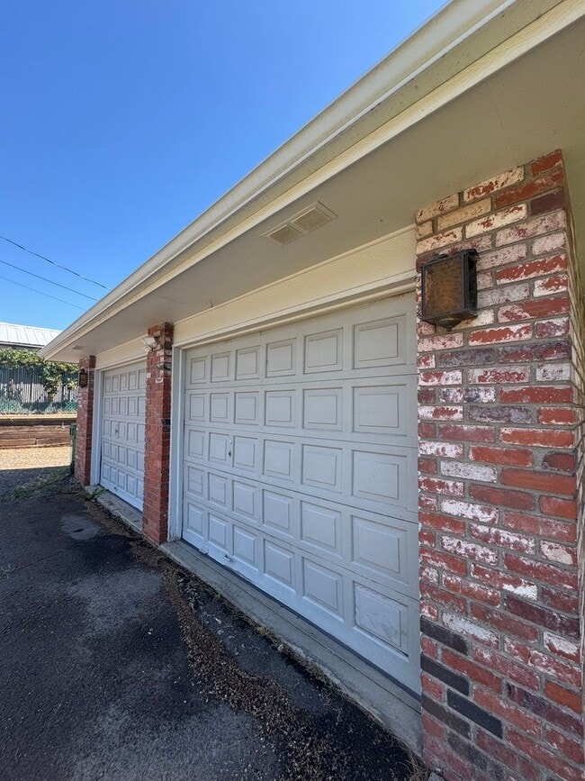 Building Photo - 3 bed 2 bath house with attached garage an...