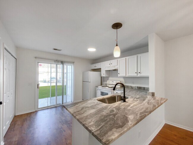 Building Photo - Two Bedroom Townhome in Godley Park with m...