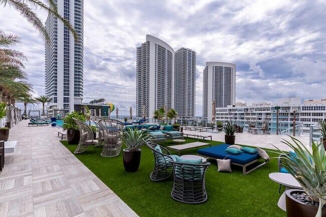 Building Photo - 4010 S Ocean Dr