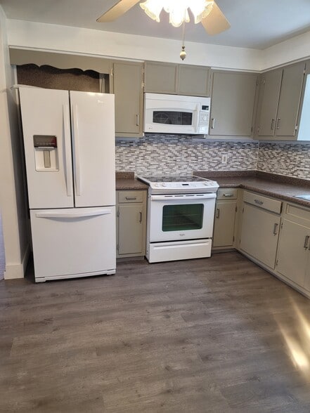 New family fridge and convection oven microwave - 100 E Park Ave