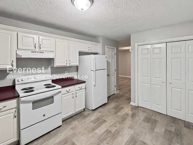 Building Photo - 3 Bed, 2 Bath Home with Garage / Pet-Friendly / Vouchers Accepted / Available Now!