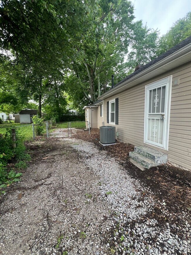 Building Photo - Charming Home