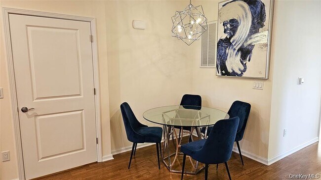 Building Photo - 260 W Main St