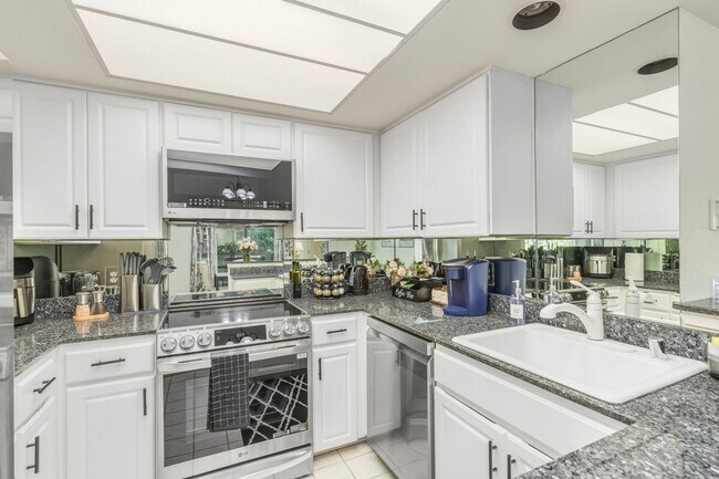 Building Photo - 1264 Bellevue Way NE