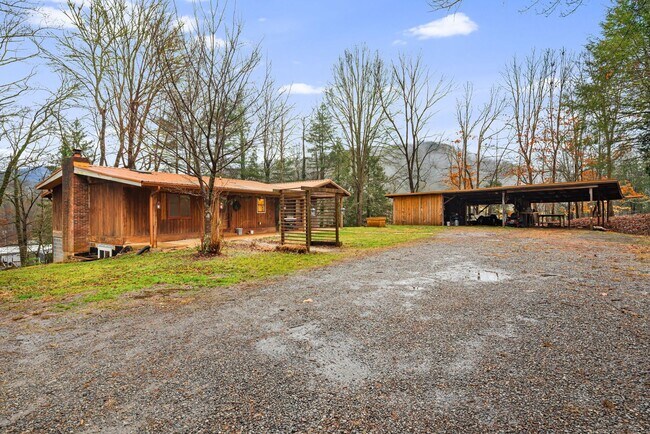 Building Photo - Rural Retreat in Candler with Bonus Room (Heat, Water, & Lawn Maintenance Included)