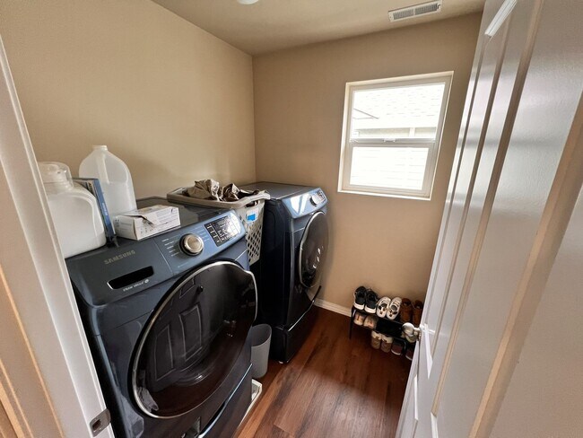 Building Photo - Spacious 3BR/2.5BA w/ Open Floor Plan, Fenced Yard, Office Nook & Garage