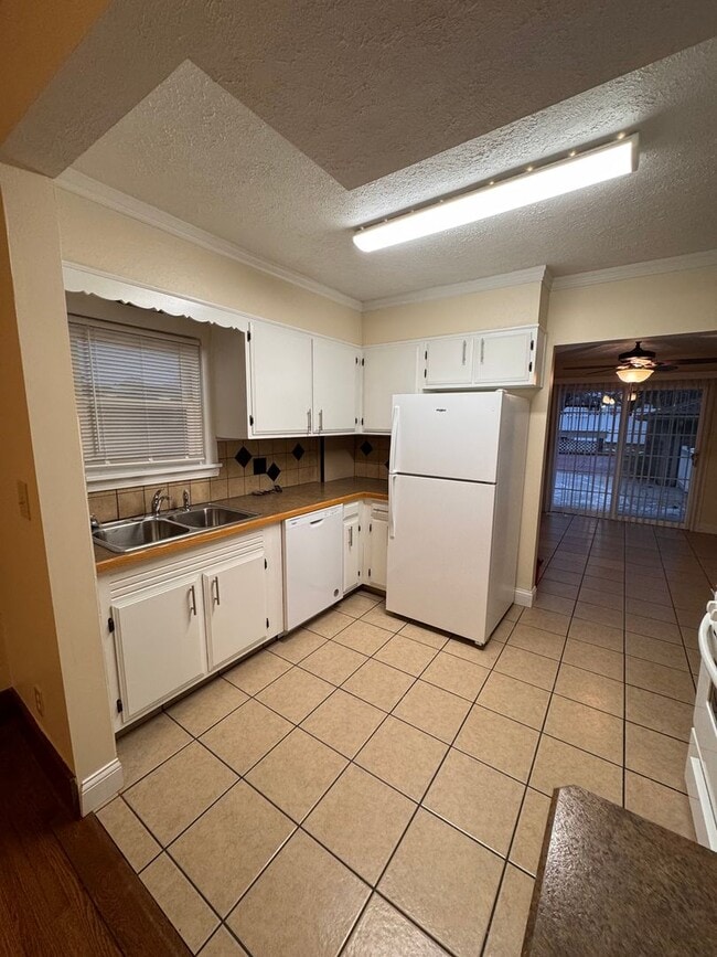 Building Photo - 853 Lawrence Ave