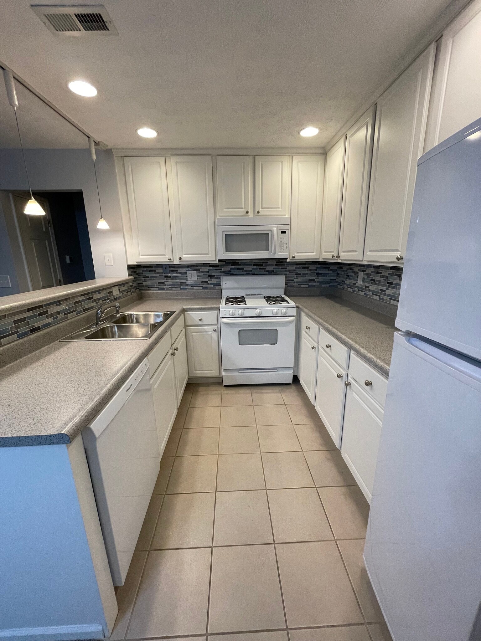 Building Photo - 2750 Greystone Dr