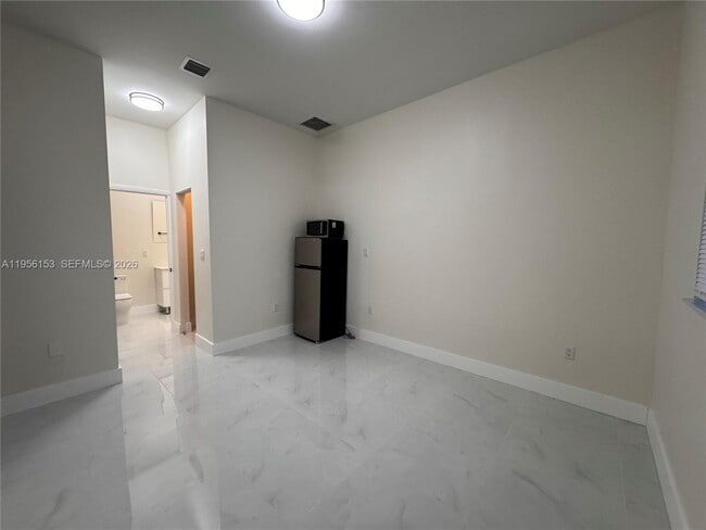 Building Photo - 915 NW 104th St