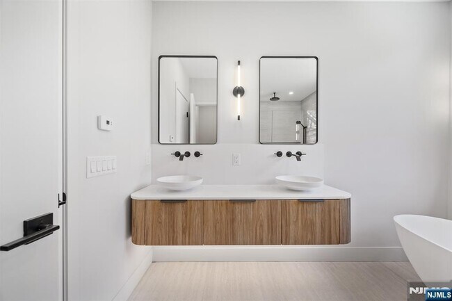 Building Photo - 242 Hardenburgh Ave