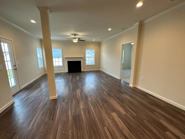 Building Photo - Townhouse / Whitsett