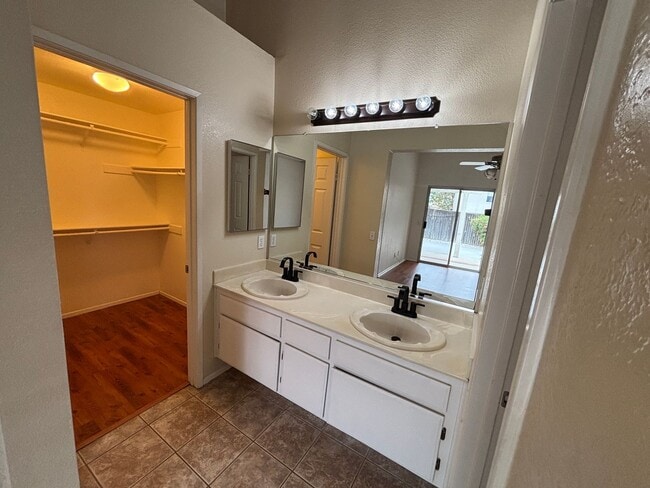 Building Photo - Charming home in gated community in Missio...