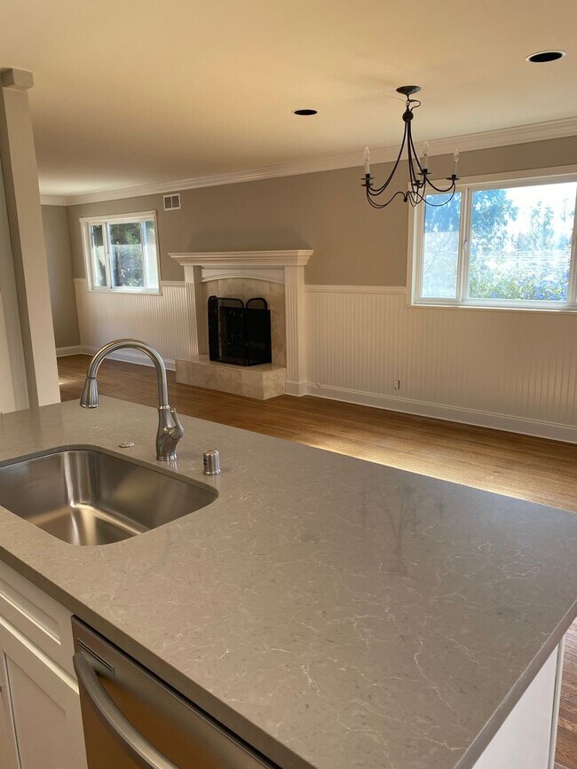 Building Photo - Beautiful Home in the Ventura Foothills