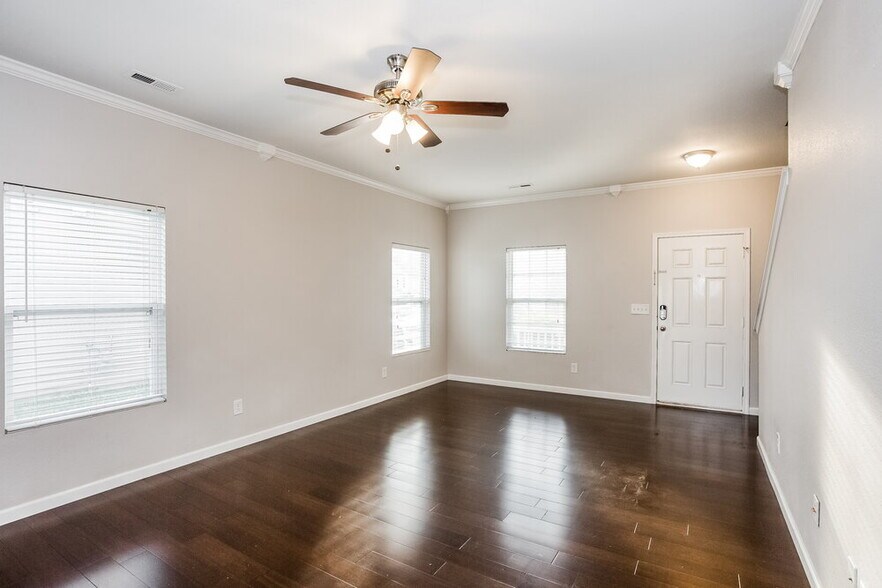 Building Photo - 910 Willow Wind Dr