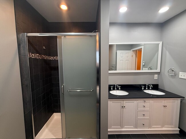 Building Photo - Charming South Philly Home in the Pennsport/Queen Village Area