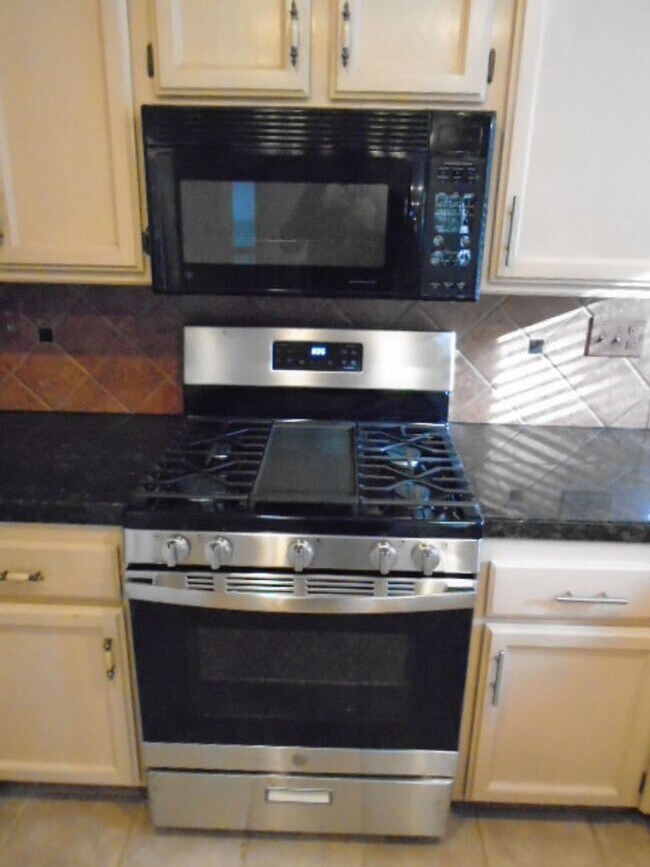 Building Photo - NICE TWO STORY, 3 BEDROOM, 3 FULL BATHROOM...