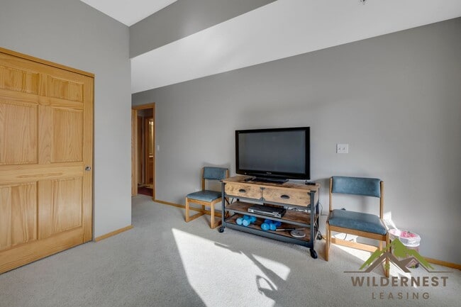 Building Photo - Spacious Townhome with Amazing Views