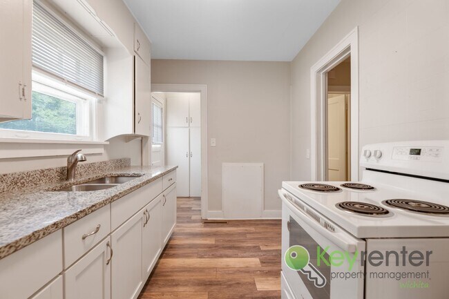 Building Photo - 3 Bed 1 Bath In Quiet Neighborhood