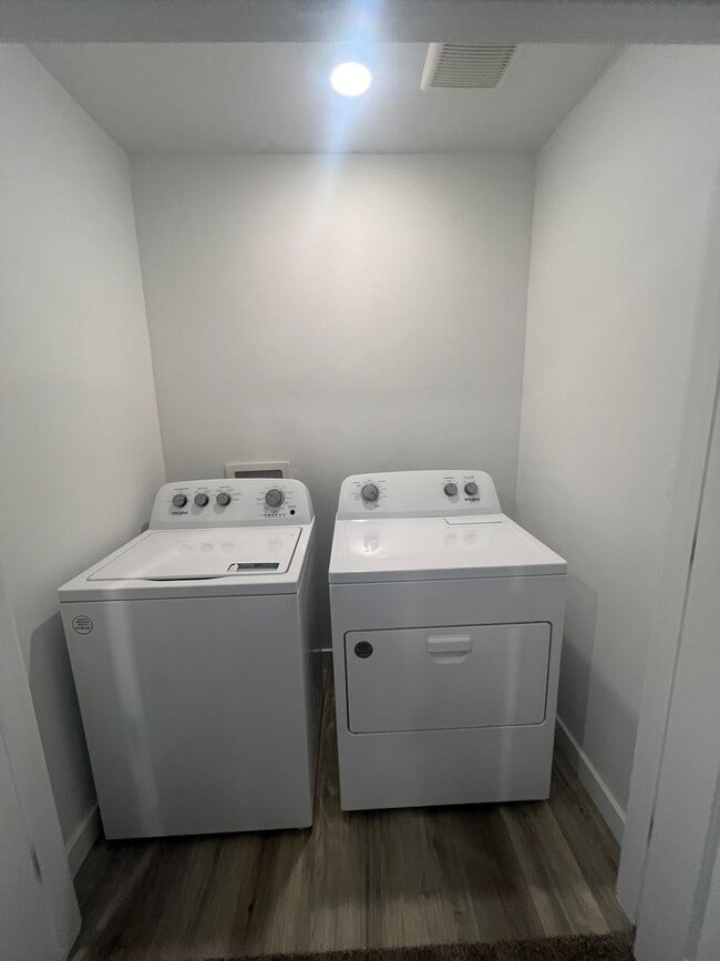 Building Photo - Charming Townhome in Provo, UT