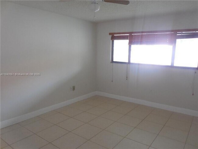 Building Photo - 20680 NE 4th Ct