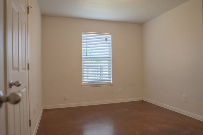 Building Photo - PRICE IMPROVEMENT!!! NOW ONLY $1,350!!!!