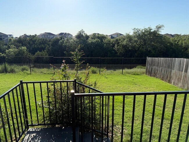 Building Photo - 913 Bluewood Bend