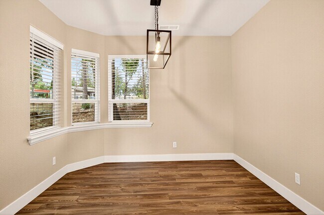 Building Photo - 3-bedroom, 2-bathroom home nestled in the ...