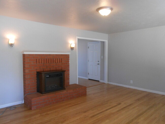 Building Photo - 3 Bedroom Home On Placer, Parking Pad Behi...