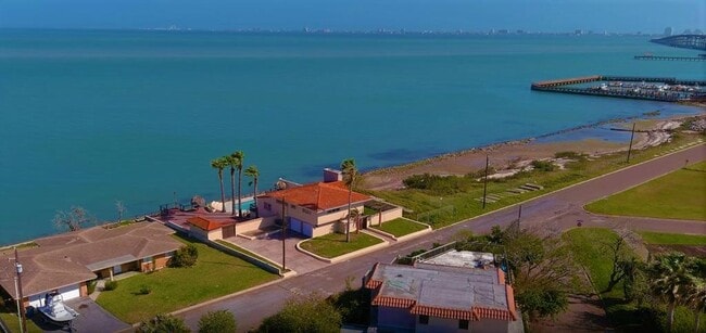 Building Photo - 602 N Shore Dr E